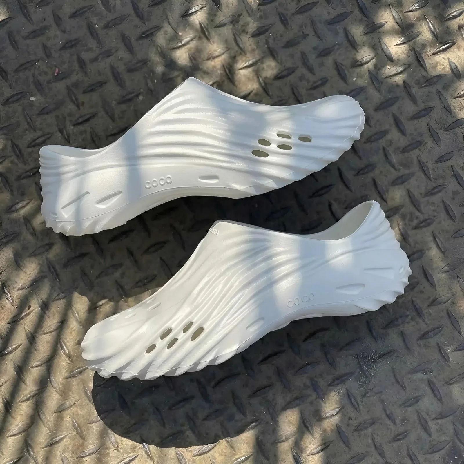 كروكس رجالي اسود COCO010 (41/48) الابيض - الصورة 2